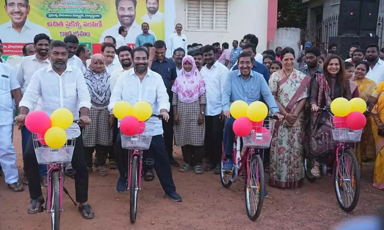 Andhra: मंत्री नारायण ने सरकारी स्कूल के छात्रों को 1,320 साइकिलें बांटीं Andhra: मंत्री नारायण ने सरकारी स्कूल के छात्रों को 1,320 साइकिलें बांटीं