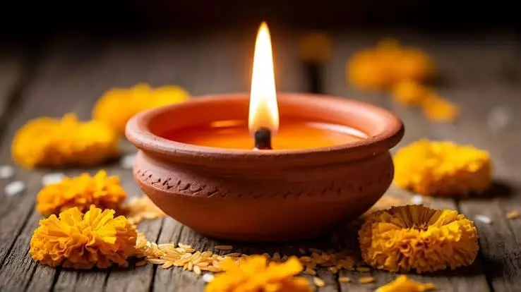 सर्वपितृ अमावस्या: पितृ शांति के लिए इन 4 जगहों पर जलाएं दीया सर्वपितृ अमावस्या: पितृ शांति के लिए इन 4 जगहों पर जलाएं दीया