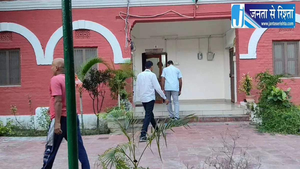 ADM राजेश्वरी पाण्डेय के ठिकानों पर छापेमारी ADM राजेश्वरी पाण्डेय के ठिकानों पर छापेमारी