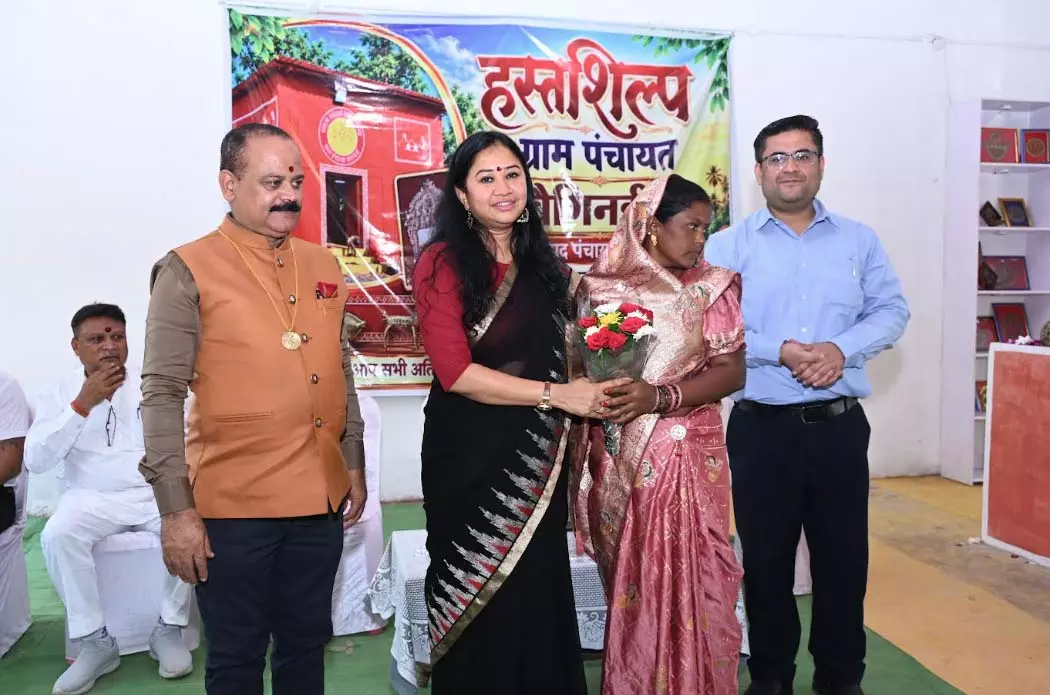 राष्ट्रपति से सम्मानित शिल्पकार हीरा बाई झरेखा का कलेक्टर ने पुष्प भेंटकर किया सम्मान राष्ट्रपति से सम्मानित शिल्पकार हीरा बाई झरेखा का कलेक्टर ने पुष्प भेंटकर किया सम्मान