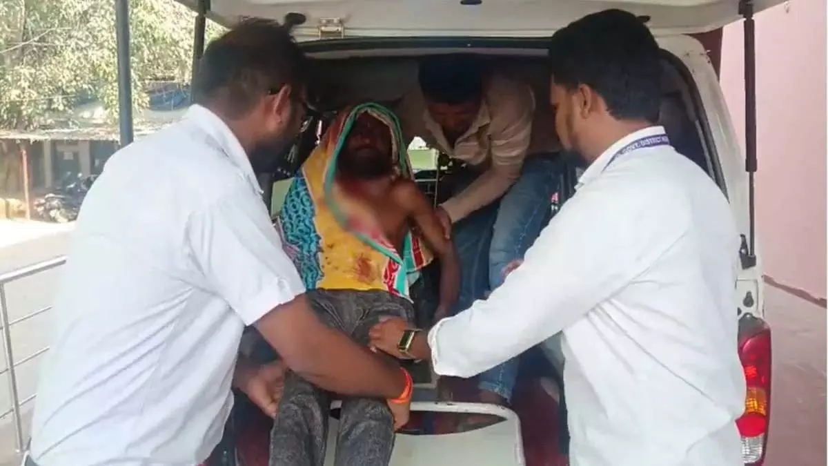 धमतरी में पत्नी-बेटी ने हंसिया से किया हमला, पति गंभीर धमतरी में पत्नी-बेटी ने हंसिया से किया हमला, पति गंभीर