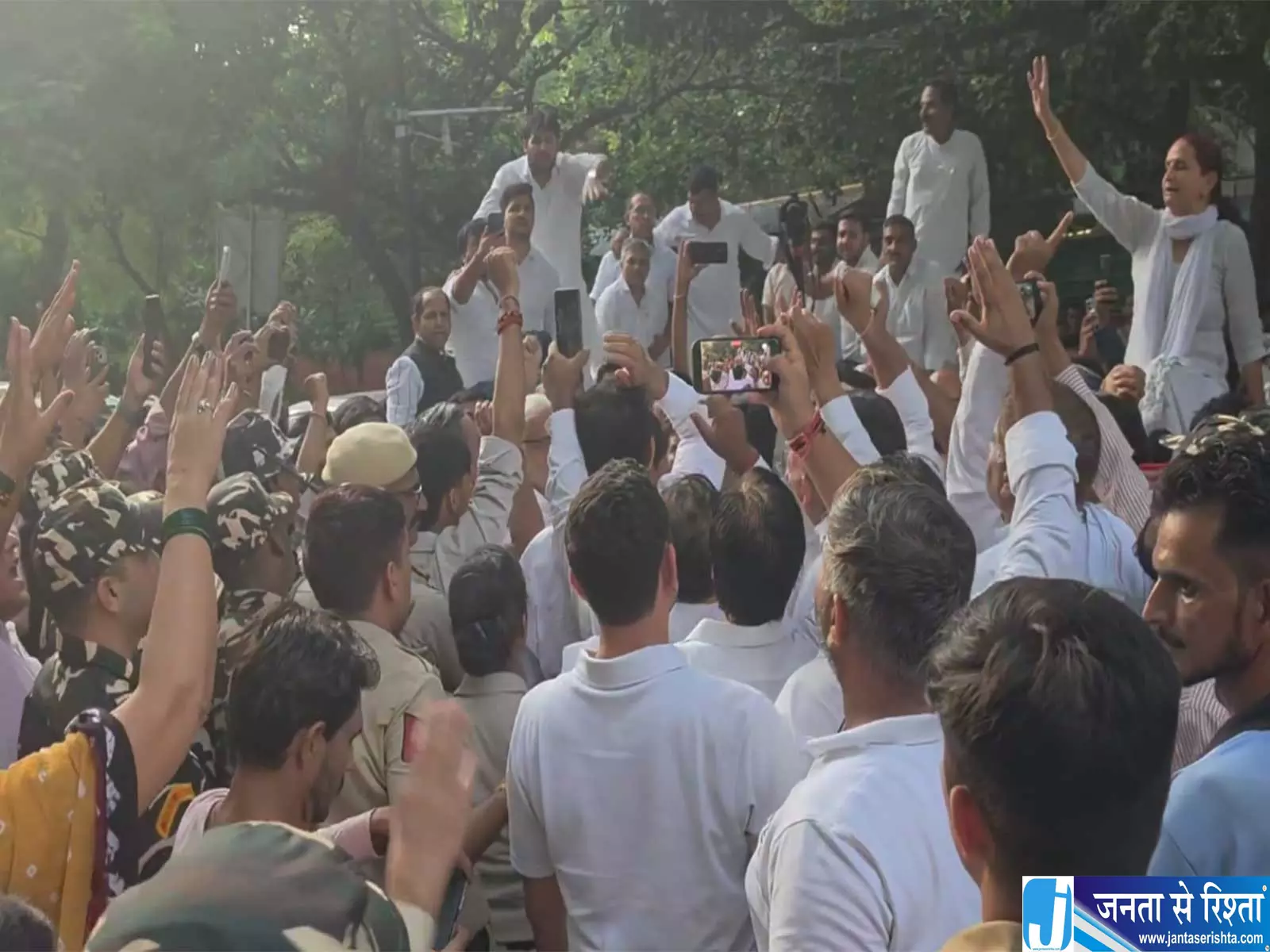 दिल्ली में मेट्रो और ट्रेन सेवाओं पर पाबंदियों को लेकर सुप्रीम कोर्ट की आपत्ति दिल्ली में मेट्रो और ट्रेन सेवाओं पर पाबंदियों को लेकर सुप्रीम कोर्ट की आपत्ति
