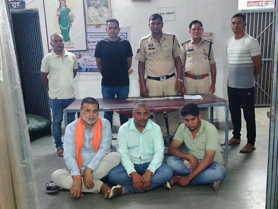 जंगल किनारे जुआ फड़ पर पुलिस की रेड, तीन जुआरी गिरफ्तार जंगल किनारे जुआ फड़ पर पुलिस की रेड, तीन जुआरी गिरफ्तार