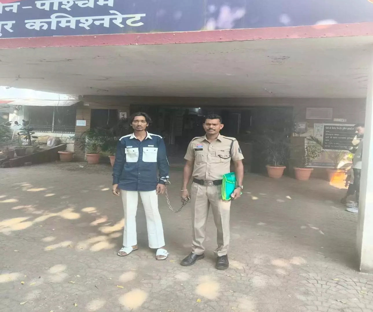 रायपुर में सार्वजनिक मैदान में चाकू लहराने वाला युवक गिरफ्तार रायपुर में सार्वजनिक मैदान में चाकू लहराने वाला युवक गिरफ्तार
