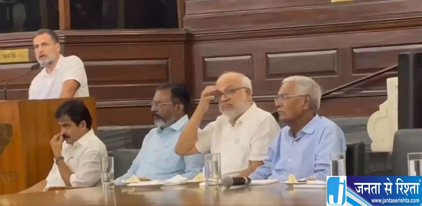 संसद के सेंट्रल हॉल में राहुल गांधी ने विपक्ष को किया एकजुट संसद के सेंट्रल हॉल में राहुल गांधी ने विपक्ष को किया एकजुट