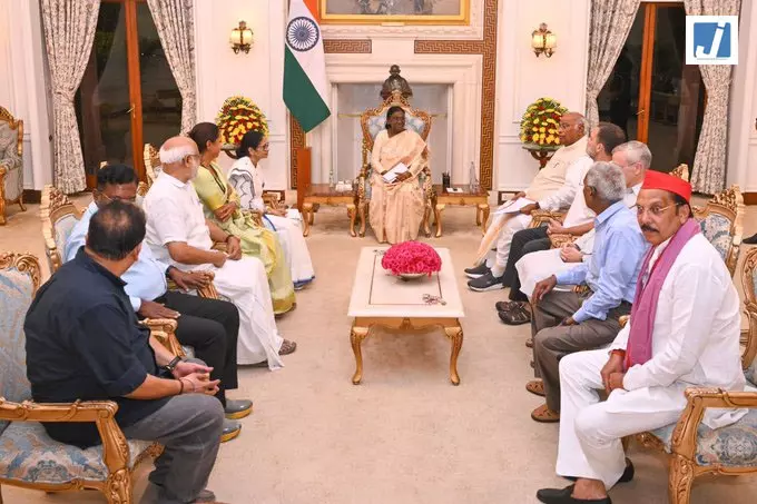 राष्ट्रपति मुर्मु से INDIA गठबंधन की मुलाकात की तस्वीरें आईं सामने राष्ट्रपति मुर्मु से INDIA गठबंधन की मुलाकात की तस्वीरें आईं सामने