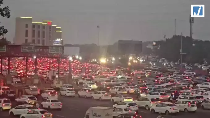 देखें VIDEO: घर जाने की राह में ट्रैफिक का पहाड़, सरहौल बॉर्डर पर हजारों वाहन फंसे देखें VIDEO: घर जाने की राह में ट्रैफिक का पहाड़, सरहौल बॉर्डर पर हजारों वाहन फंसे