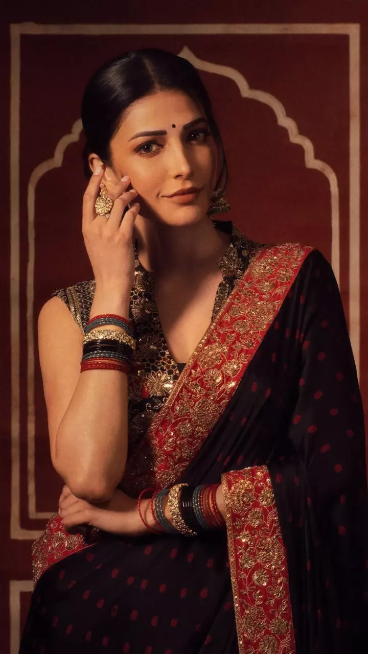 श्रुति हासन का ब्लैक साड़ी में रॉयल अंदाज श्रुति हासन का ब्लैक साड़ी में रॉयल अंदाज