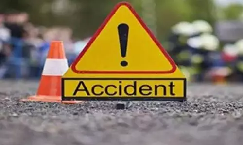 30 लोगों से भरा वाहन खाई में गिरा, दो की मौत