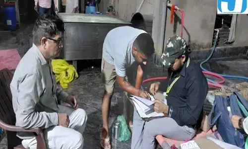 एटा में मिलावट के शक में बड़ी कार्रवाई, डेयरी से खाद्य सामग्री जब्त