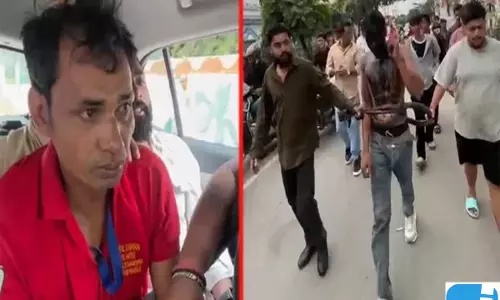 बच्चों को नशीला पदार्थ खिलाने का आरोप, आरोपी के चेहरे पर पोती कालिख