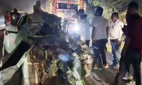 खरोरा में भीषण सड़क हादसा, पुलिसकर्मी समेत दो की मौत खरोरा में भीषण सड़क हादसा, पुलिसकर्मी समेत दो की मौत