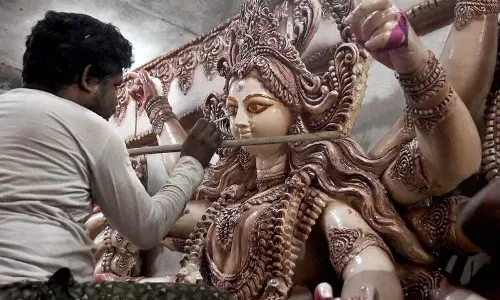 दिल्ली में दुर्गा पूजा की तैयारी तेज, मूर्तियों को अंतिम रूप दे रहे कारीगर