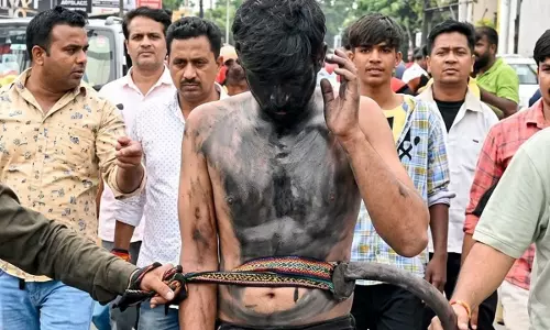 देहरादून में दो किशोरों से कुकर्म का आरोप, आरोपी की पिटाई कर निकाला जुलूस देहरादून में दो किशोरों से कुकर्म का आरोप, आरोपी की पिटाई कर निकाला जुलूस