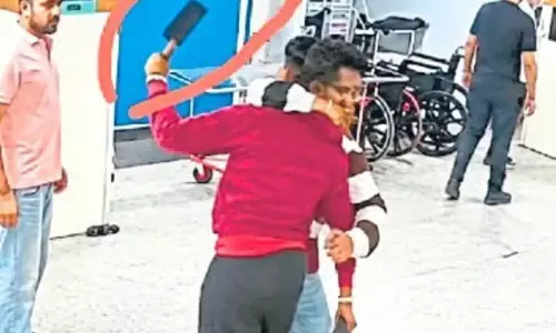 अस्पताल की इमरजेंसी में चापड़ लेकर पहुंचे युवक, डॉक्टरों-कर्मचारियों को धमकाया