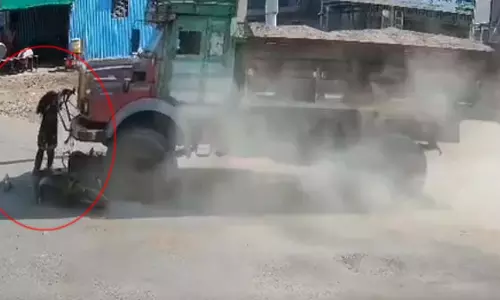 एक्सीडेंट LIVE वीडियो! मौत को सामने देख नहीं घबराई युवती, ट्रक का बंपर पकड़कर बची जिंदगी