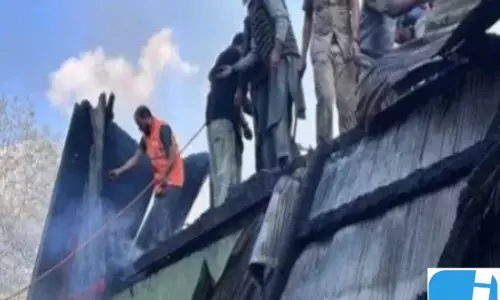 मदरसा मसीह-उल-उलूम जलकर राख, पुलिस-सेना ने बचाए मकान मदरसा मसीह-उल-उलूम जलकर राख, पुलिस-सेना ने बचाए मकान