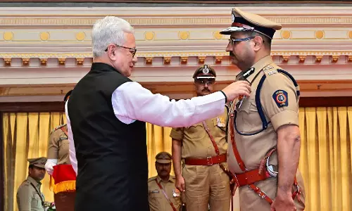 महाराष्ट्र में 103 पुलिस अधिकारियों और जवानों को मिला सम्मान महाराष्ट्र में 103 पुलिस अधिकारियों और जवानों को मिला सम्मान