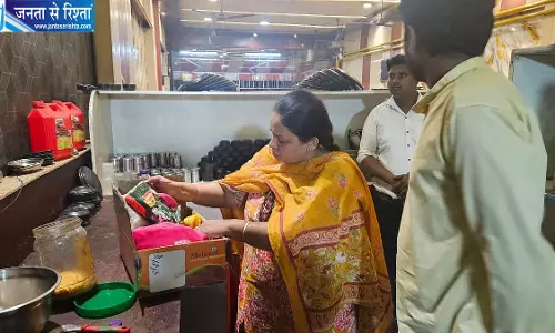 इंदौर में खाद्य विभाग की बड़ी कार्रवाई, एक्सपायर्ड रजिस्ट्रेशन पर गुलाब जामुन मिक्स का उत्पादन बंद इंदौर में खाद्य विभाग की बड़ी कार्रवाई, एक्सपायर्ड रजिस्ट्रेशन पर गुलाब जामुन मिक्स का उत्पादन बंद