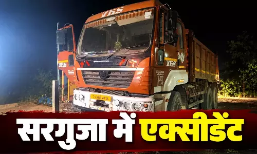 NH-43 पर खड़े खराब ट्रेलर से टकराई बाइक, दो भाइयों की थमी सांसे NH-43 पर खड़े खराब ट्रेलर से टकराई बाइक, दो भाइयों की थमी सांसे