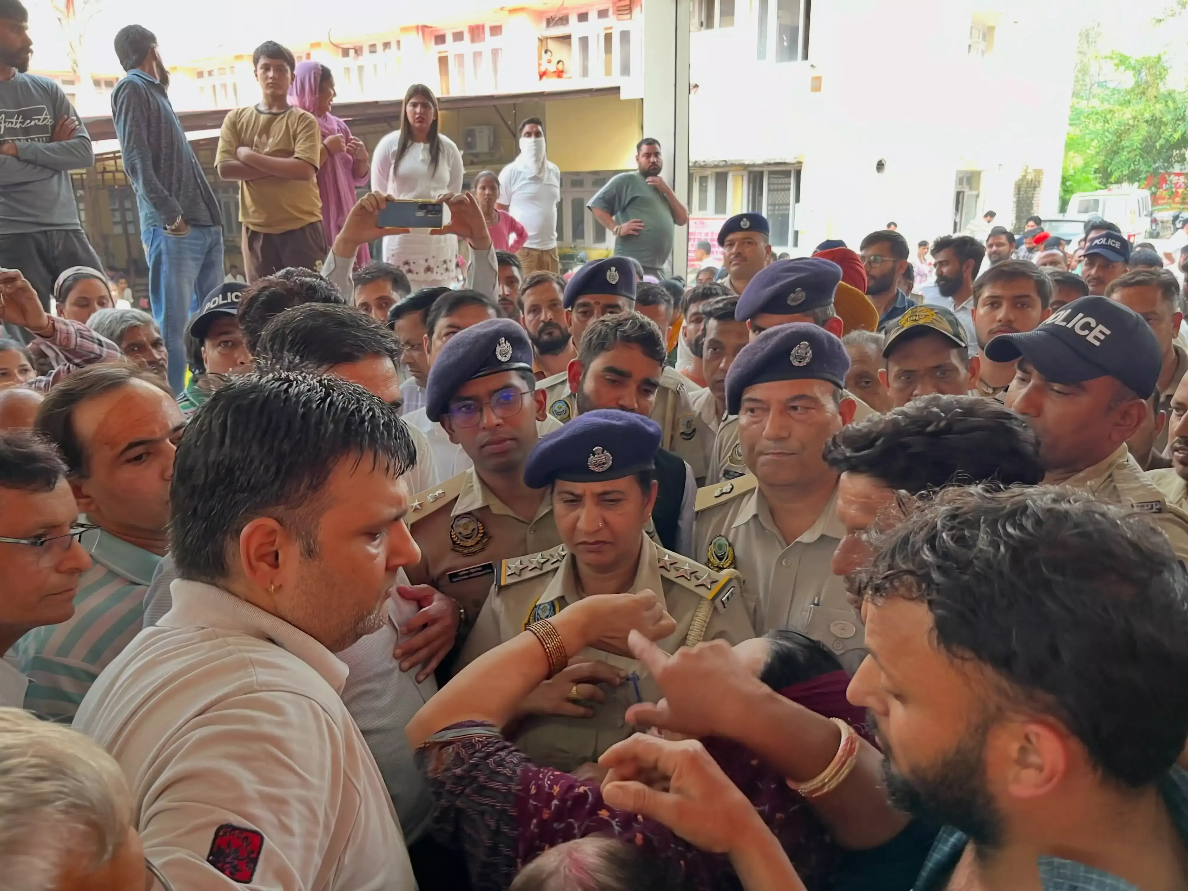 ऊना में प्रसव के दौरान मौत का मामला, चिकित्सक के खिलाफ एफआईआर ऊना में प्रसव के दौरान मौत का मामला, चिकित्सक के खिलाफ एफआईआर