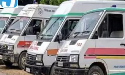 स्वास्थ्य केंद्र बंद मिला, एंबुलेंस में गूंजी नवजात की किलकारी स्वास्थ्य केंद्र बंद मिला, एंबुलेंस में गूंजी नवजात की किलकारी