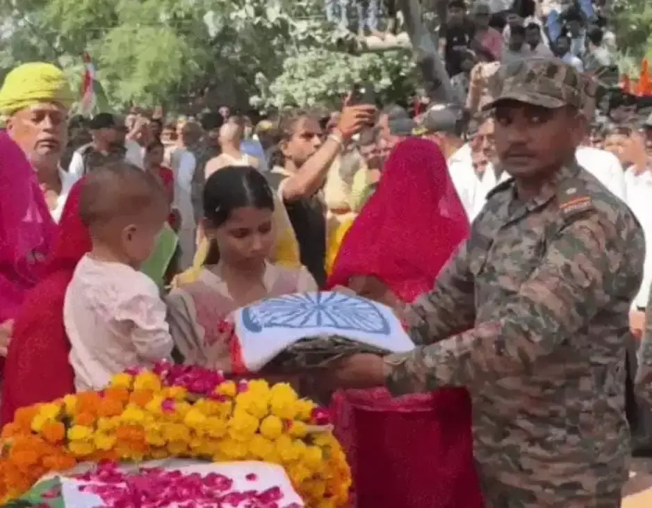 असम में सेना के जवान का निधन, 13 साल की बेटी ने निभाया अंतिम फर्ज असम में सेना के जवान का निधन, 13 साल की बेटी ने निभाया अंतिम फर्ज