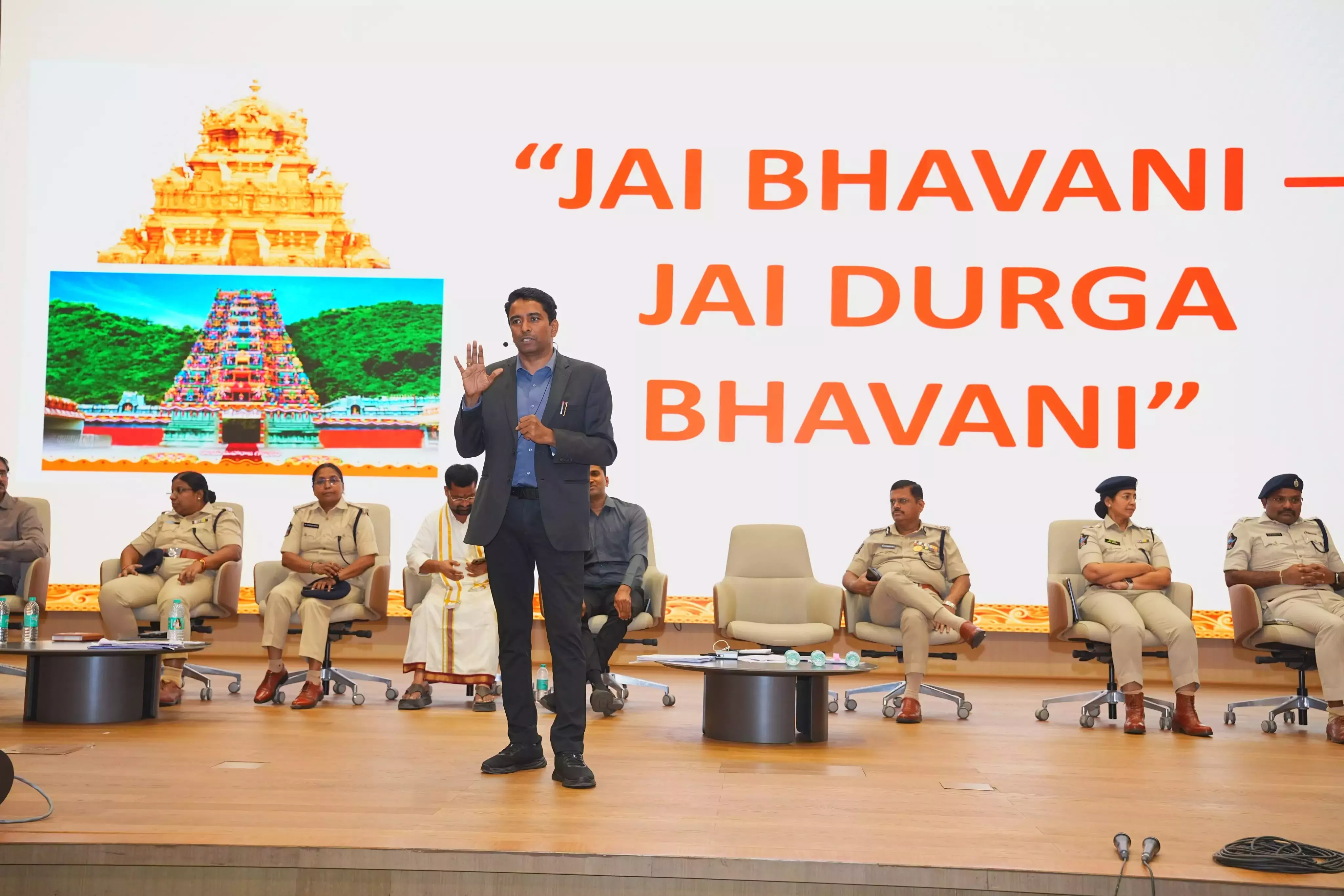 अधिकारियों से दशहरा का जश्न सुरक्षित और सुचारू रूप से मनाने को सुनिश्चित करने के लिए कहा गया