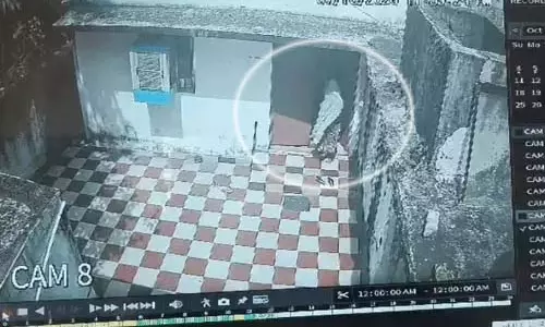 दुर्ग में यूट्यूबर पर महिला से मारपीट का आरोप, CCTV वायरल दुर्ग में यूट्यूबर पर महिला से मारपीट का आरोप, CCTV वायरल