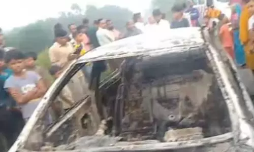 चलती CNG कार में अचानक लगी भीषण आग, जिंदा जलकर ड्राइवर की मौत