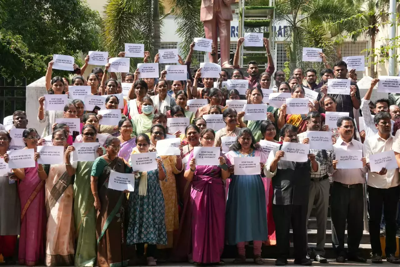 JNTUH के कर्मचारियों ने VC किशन कुमार रेड्डी के समर्थन में रैली निकाली; अपमानजनक टिप्पणी के झूठे मामले की निंदा की