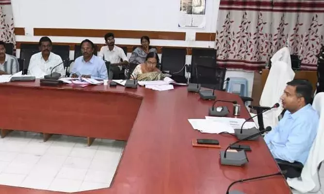 आदिलाबाद के कलेक्टर राजर्षि शाह ने छात्रों की उपस्थिति और डिजिटल लर्निंग प्लेटफ़ॉर्म की समीक्षा की