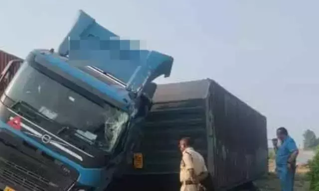 अरमूर: NH-44 पर कंटेनर पलटा, ड्राइवर और क्लीनर सुरक्षित बचे अरमूर: NH-44 पर कंटेनर पलटा, ड्राइवर और क्लीनर सुरक्षित बचे