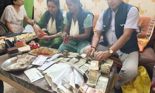 बिहार में महिला चिकित्सा पदाधिकारी रिश्वत लेते गिरफ्तार, पटना के आवास से 15.12 लाख नकद बरामद
