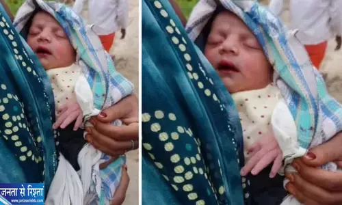 झाड़ियों से आई रोने की आवाज, कपड़े में लिपटी मिली नवजात बच्ची, ग्रामीण ने बचाई जान झाड़ियों से आई रोने की आवाज, कपड़े में लिपटी मिली नवजात बच्ची, ग्रामीण ने बचाई जान