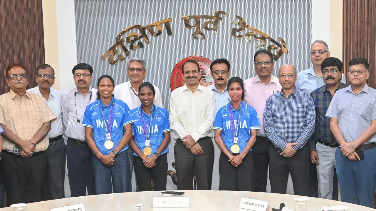 सलीमा टेटे और दो महिला खिलाड़ियों को साउथ ईस्टर्न रेलवे का सम्मान सलीमा टेटे और दो महिला खिलाड़ियों को साउथ ईस्टर्न रेलवे का सम्मान