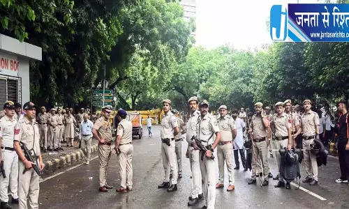 जंतर-मंतर पर बढ़ी हलचल, पत्थरबाजी में जवान घायल