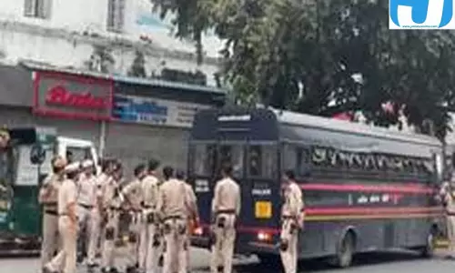 माणिक सरकार और जितेंद्र चौधरी को दिल्ली पुलिस ने हिरासत में लिया