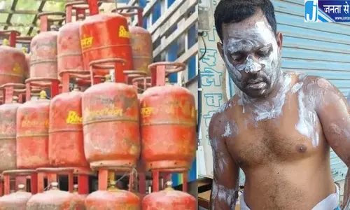 गैस सिलिंडर ठीक करते समय लगी आग, 4 झुलसे गैस सिलिंडर ठीक करते समय लगी आग, 4 झुलसे