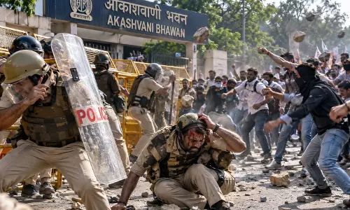 आकाशवाणी भवन के पास पुलिसकर्मियों पर पथराव, दो जवान घायल आकाशवाणी भवन के पास पुलिसकर्मियों पर पथराव, दो जवान घायल