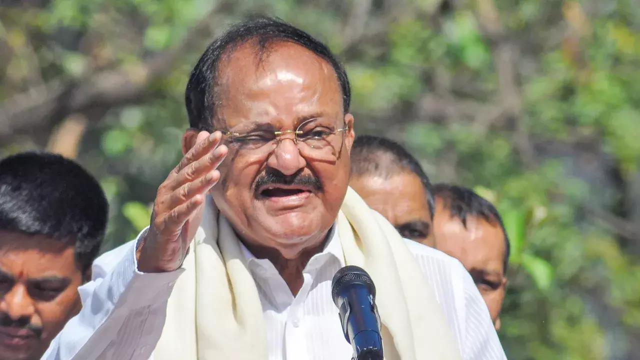 CEC इस्तीफ़ा विवाद: वेंकैया नायडू ने जताई असहमति