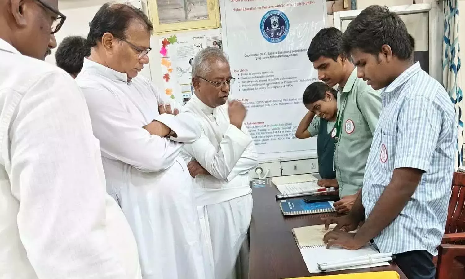 Andhra: दृष्टि-बाधित छात्र सहायक तकनीकों का प्रदर्शन करते हैं