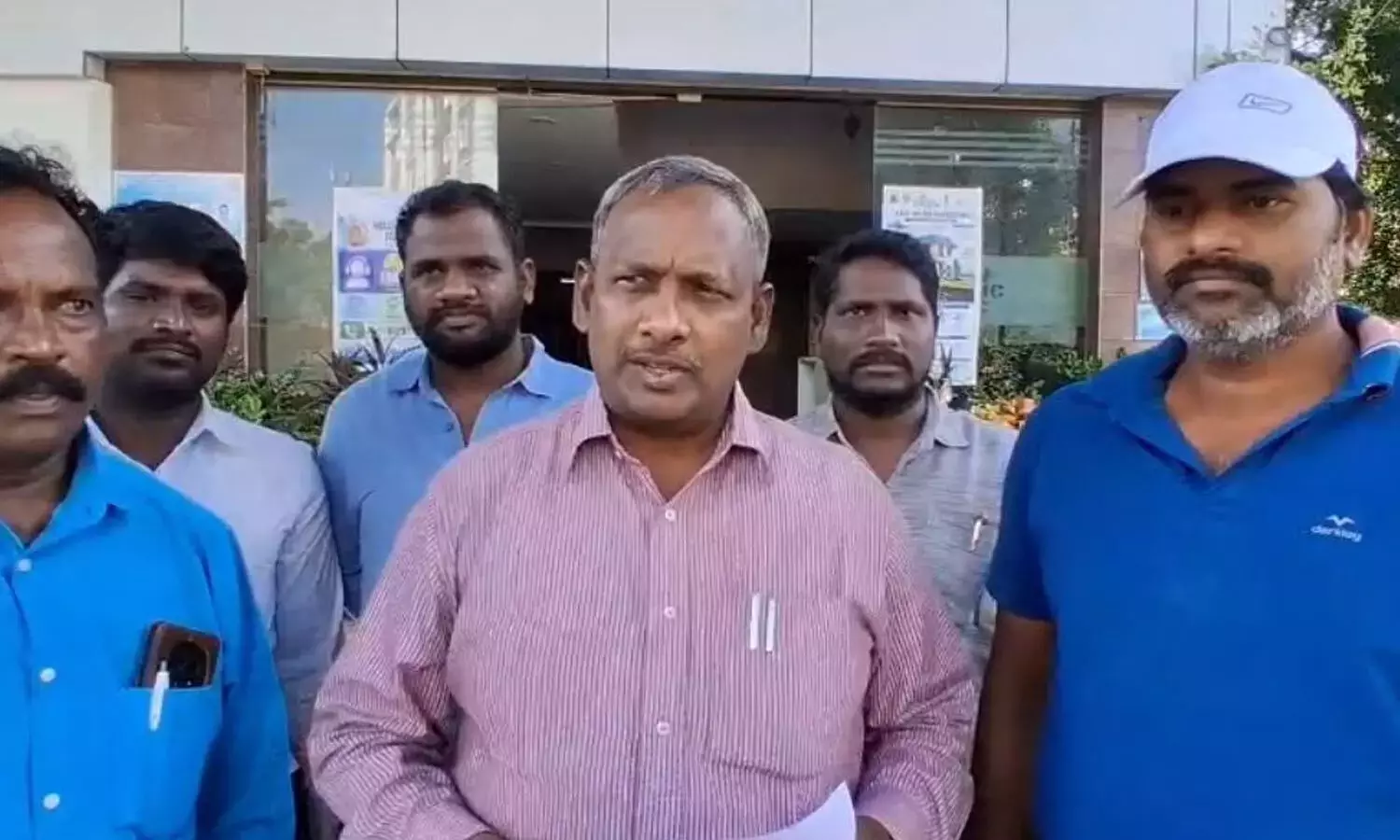Andhra: कर्मचारी संघ ने नेल्लोर कमिश्नर की तारीफ़ की, आरोपों को खारिज किया