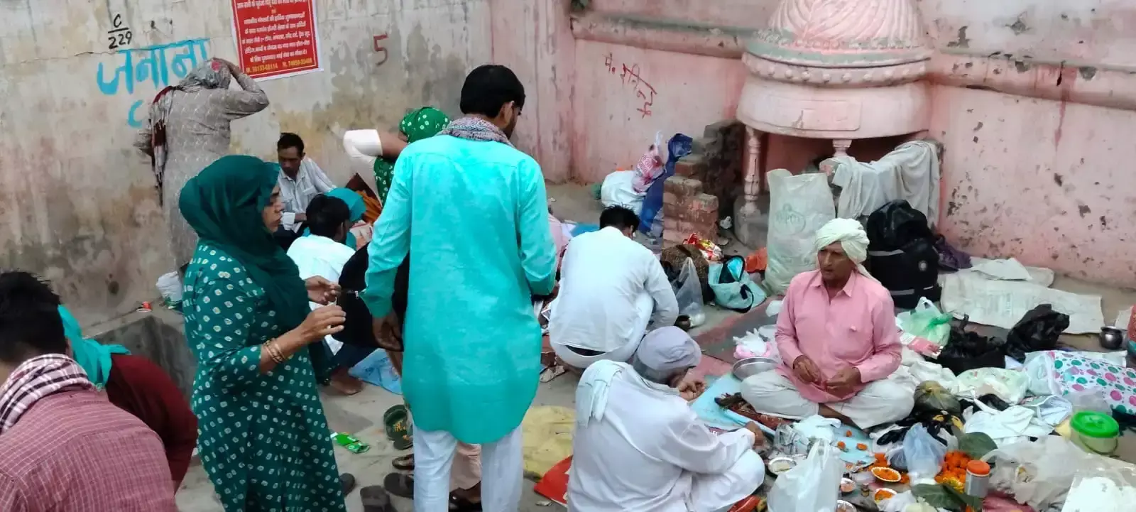 जींद में विधि-विधान से श्रद्धालुओं ने किया पितरों का तर्पण जींद में विधि-विधान से श्रद्धालुओं ने किया पितरों का तर्पण