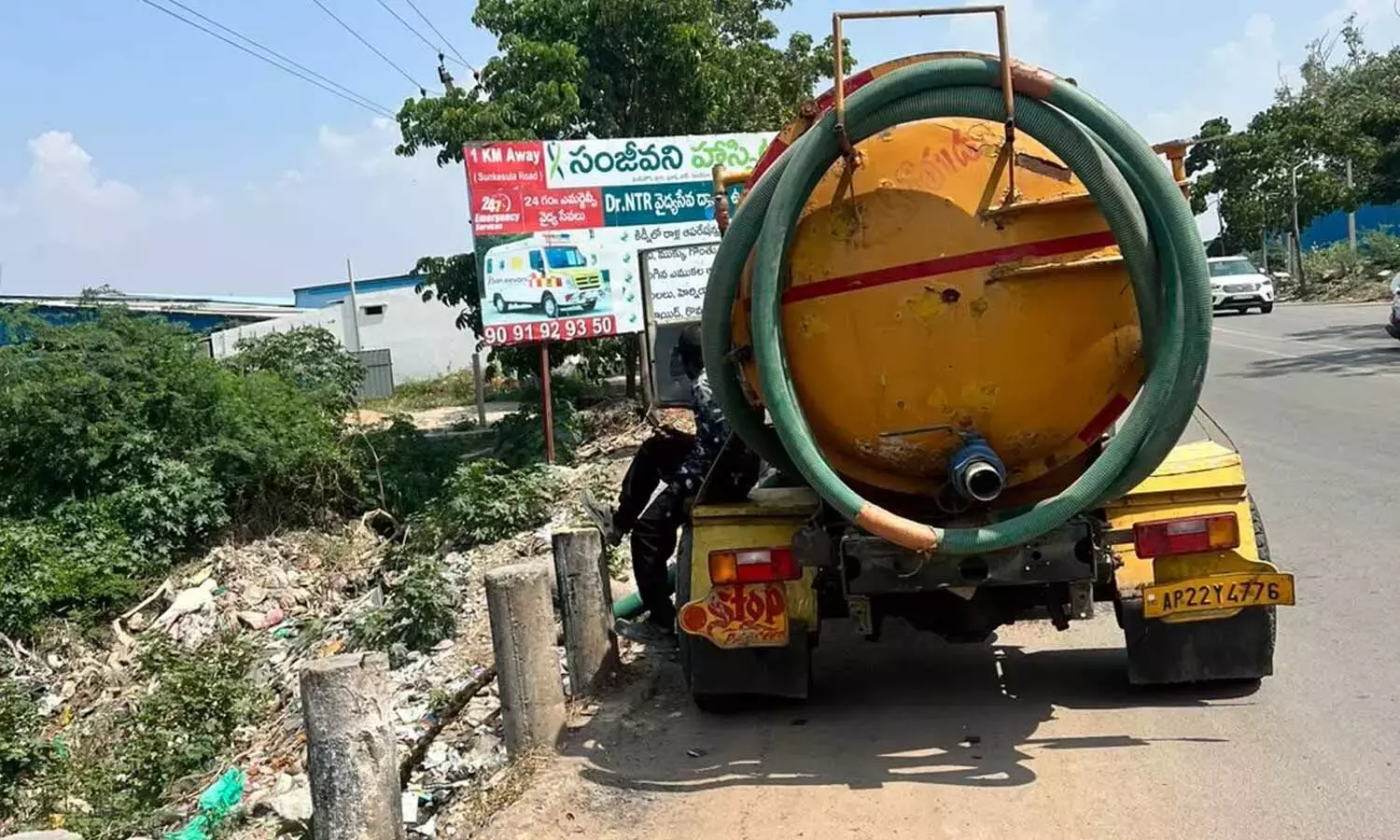 Andhra: अधिकारी आँखें मूंदे हुए हैं जबकि टैंकर तुंगभद्रा नदी में सीवेज बहाते जा रहे हैं