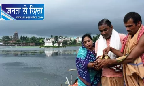 महालया पर ओडिशा में उमड़ी भीड़, पूर्वजों को किया तर्पण
