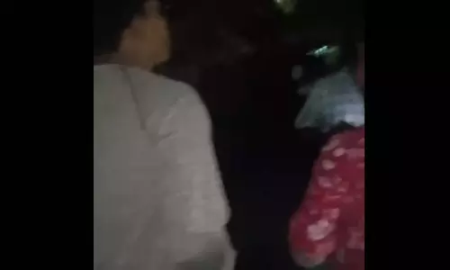 अवैध शराब बिक्री की सूचना पर पहुंची पुलिस से भिड़े युवक और महिलाएं, FIR दर्ज अवैध शराब बिक्री की सूचना पर पहुंची पुलिस से भिड़े युवक और महिलाएं, FIR दर्ज