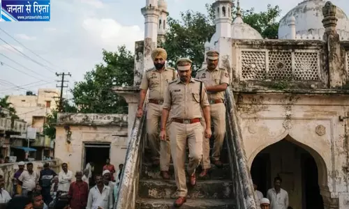 मस्जिद की छत पर शराब पीता दिखा पुलिसकर्मी, वीडियो वायरल होते ही कॉन्स्टेबल सस्पेंड मस्जिद की छत पर शराब पीता दिखा पुलिसकर्मी, वीडियो वायरल होते ही कॉन्स्टेबल सस्पेंड