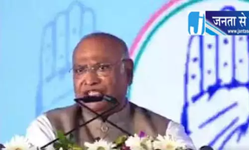 मोदी सरकार पर खड़गे का हमला, लोकतंत्र को लेकर उठाए सवाल मोदी सरकार पर खड़गे का हमला, लोकतंत्र को लेकर उठाए सवाल