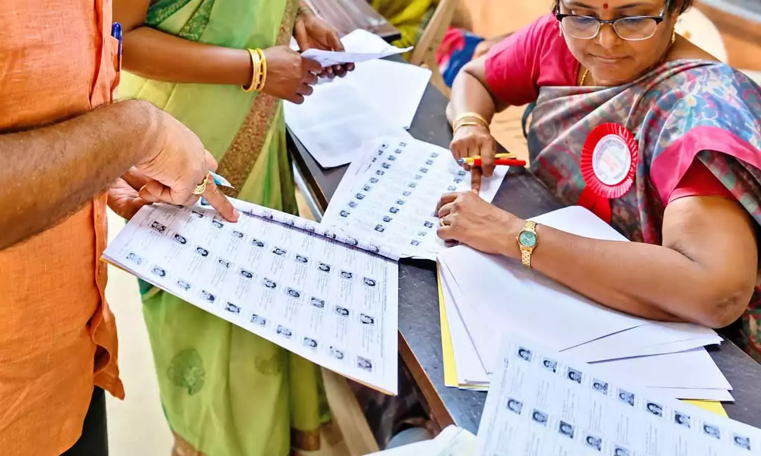 Andhra: आज से वोटरों की घर-घर जाकर दोबारा जांच शुरू हो रही है Andhra: आज से वोटरों की घर-घर जाकर दोबारा जांच शुरू हो रही है